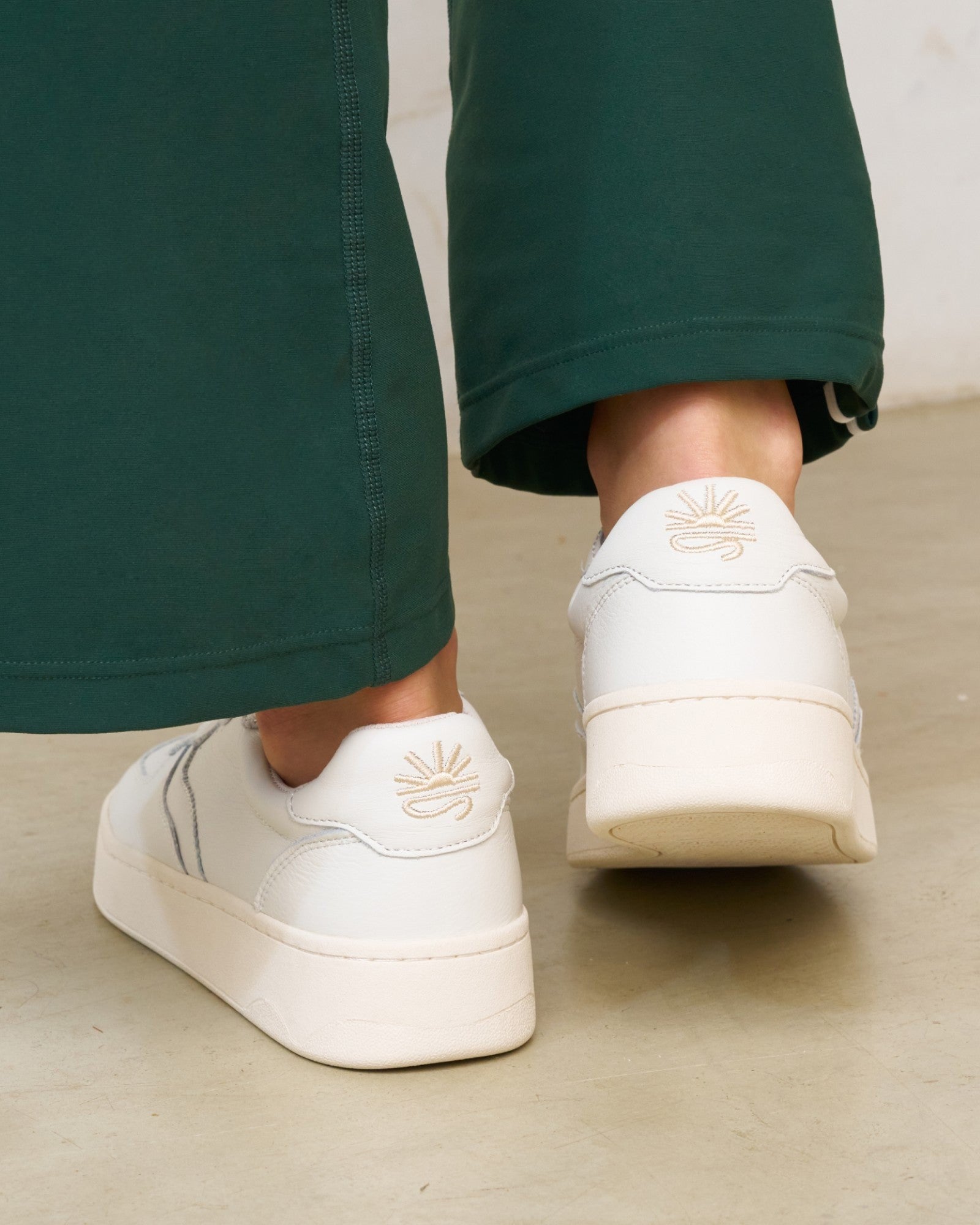 WomensSneakersThe RomaLeather ColorsOasis White